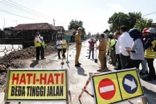Ganjar: Perbaikan Jalan Raya Solo-Purwodadi Selesai Sebelum Lebaran 2023 - JPNN.com Jateng