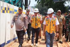 Tinjau Perbaikan Jalan Cikereteg, Kapolres Bogor Uji Coba Jembatan Darurat - JPNN.com Jabar