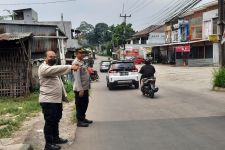 Pengendara Motor Diserang dan Dibacok Orang Tidak Dikenal di Jembatan Pondok Petir Depok - JPNN.com Jabar
