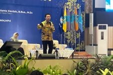 Wagub Emil Beri Wejangan 1.800 Mahasiswa UT Surabaya Sebelum Diwisuda - JPNN.com Jatim
