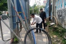 Kabel Utilitas Semrawut di Pedestrian, Ganggu Pengguna Jalan Kaki di Surabaya - JPNN.com Jatim