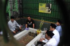 Beri Penghormatan Pencetus Nama NU, Anies Ziarah ke Makam KH Mas Alwi - JPNN.com Jatim