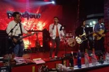 Base Jam Ajak Nostalgia Penggemar dengan Lagu ‘Aku Jatuh Cinta’ - JPNN.com Jatim
