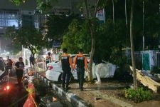 Diduga Mengantuk, Pengemudi BMW Tabrak Pembatas Jalan Airlangga Surabaya - JPNN.com Jatim