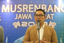 Warga Garut Pasang Spanduk Protes Jalan Rusak, Ridwan Kamil Minta Maaf - JPNN.com Jabar