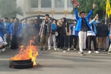 Protes Pencemaran Limbah Tak Digubris, Mahasiswa Bakar Ban di Depan Kantor Bupati Ponorogo - JPNN.com Jatim