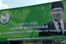 Spanduk Protes Jalan Rusak Kepada Ridwan Kamil Terpajang di Garut - JPNN.com Jabar