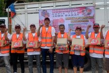 KST Dukung Ganjar Bagi-bagi Rompi dan Sepatu untuk Sopir Truk di Garut - JPNN.com Jabar