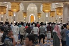Subhanallah, Ribuan Orang Salat Tarawih Perdana di Masjid Raya Sheikh Zayed  - JPNN.com Jateng