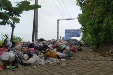 Imbas Pencemaran Lingkungan, Warga Geram, Pintu Masuk TPU Mrican Diblokade - JPNN.com Jatim