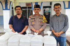 Polsek Dukuh Pakis Bareng Mie Gacoan Bagikan Ratusan Takjil Kepada Warga - JPNN.com Jatim