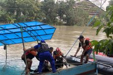 Kendaraan Penumpang Perahu Tenggelam di Karang Pilang Ditemukan, 9 Motor Dievakuasi - JPNN.com Jatim