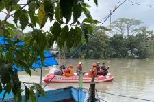 Penumpang Perahu Tenggelam di Karang Pilang Belum Ketemu, BPBD Terkendala Arus & Lumpur - JPNN.com Jatim
