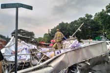 Hujan Angin, Baliho Raksasa di Simpang Samsat Bandung Roboh - JPNN.com Jabar