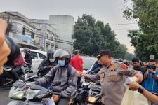 Kapolda Jabar Berbagi Takjil Kepada Pengendara di Masjid Lautze Bandung - JPNN.com Jabar