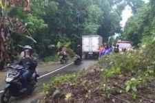 Hujan Deras, Jalan Penghubung Kota dan Kabupaten Pamekasan Tertimbun Longsor - JPNN.com Jatim