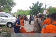 Geger Penemuan Mayat di Selokan Dekat SMPN 28 Surabaya, Ternyata    - JPNN.com Jatim