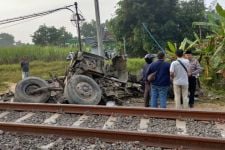 Kereta Vs Truk Gandeng, Lokomotif Anjlok-Gandengan Mencelat - JPNN.com Jatim