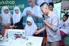Santri di Ponpes Darul Ma'rif Sukabumi Dapat Pelatihan Menjahit dari SDG Jawa Barat - JPNN.com Jabar