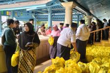 Ribuan Orang Padati Masjid Agung Solo untuk Terima Bantuan Sembako  - JPNN.com Jateng