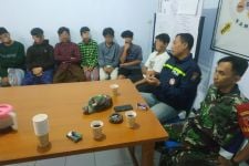 Viral, Puluhan Remaja di Malang Lakukan Prank Pocong, Pengendara Hampir Terjatuh - JPNN.com Jatim
