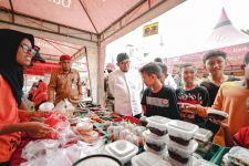 Momen Bupati Sumenep Berbagi Keceriaan di Bazar Takjil Ramadan - JPNN.com Jatim