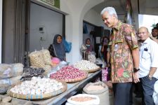 Pantau Harga Kebutuhan Pokok, Ganjar Blusukan di Pasar Johar Semarang - JPNN.com Jateng
