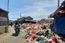 2 Hari Tak Diangkut Petugas, Tumpukan Sampah di Pasar Kemiri Muka Keluarkan Bau Busuk - JPNN.com Jabar