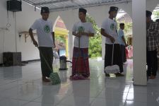 Kiai Muda Jatim Bersih-Bersiih Musala di Tuban & Berbagi Peralatan Ibadah - JPNN.com Jatim