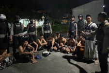 Perang Sarung Menjelang Sahur, 10 Pelajar SMA di Sampang Ditangkap Polisi  - JPNN.com Jatim