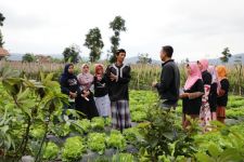 Ganjar Muda Padjajaran Gelar Bazar Sayuran, Hasil Petani di Desa Cikidang Lembang - JPNN.com Jabar