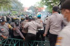 Demo Mahasiswa Semarang Ricuh, Gerbang DPRD Jawa Tengah Jebol - JPNN.com Jateng