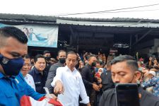 Riuh Pengunjung Warnai Blusukan Presiden Joko Widodo di Pasar Tugu Depok - JPNN.com Jabar