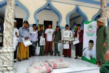 Sukarelawan SDG Jatim Bantu Renovasi Majelis Taklim Darun Najah Sumenep - JPNN.com Jatim