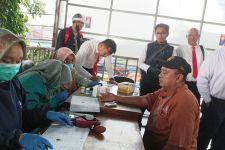 Pastikan Mudik Aman, Sopir Bus di Bandung Menjalani Tes Urine - JPNN.com Jabar