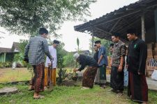 Tingkatkan Perekonomian Pesantren, GGN Jatim Edukasi Penanaman Pisang di Ponpes Kediri - JPNN.com Jatim