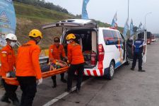 Aksi Tim SAR Semarang Evakuasi Korban Kecelakaan dalam Simulasi Lebaran 2023 - JPNN.com Jateng
