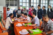 Pengentasan Stunting, PT Pos Indonesia Serahkan Bantuan Daging Ayam & Telur - JPNN.com Jateng