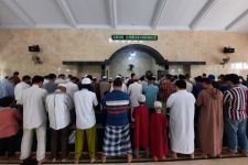Ratusan Jemaah Muhammadiyah Beji Timur, Kota Depok Gelar Salat Gerhana - JPNN.com Jabar