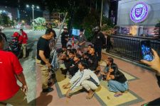 Kelakuan ABG di Surabaya, Malam Takbiran Konvoi Sambil Nyalakan Flare, Sontoloyo - JPNN.com Jatim