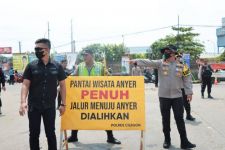 Anyer Diserbu Wisatawan, Polisi Tutup Akses Jalan - JPNN.com Banten