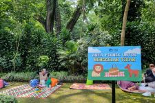 Tradisi Botram Wisatawan di Kebun Binatang Bandung - JPNN.com Jabar
