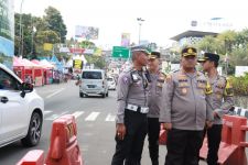 Polisi Tertibkan Sejumlah Parkir Liar di Kawasan Wisata Puncak Bogor - JPNN.com Jabar