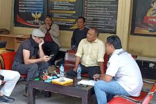 Polisi Tahan Bule yang Ludahi Wajah Imam di Masjid Bandung - JPNN.com Jabar