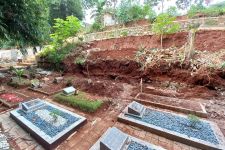 10 Makam di TPU Kalimulya 2 Depok Tertimbun Longsoran Turap Sepanjang 19 Meter - JPNN.com Jabar