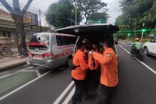 Mengerem Mendadak, Penumpang Sepeda Motor Tewas Terjatuh di Jalan Darmo - JPNN.com Jatim