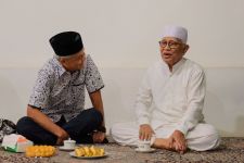 Ganjar Sowan Gus Mus di Rembang, Pembahasannya Soal Ini - JPNN.com Jateng