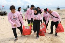 Hardiknas 2023, Srikandi Ganjar Jatim Bersih-Bersih Pantai di GIli Ketapang - JPNN.com Jatim