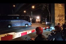 Viral, Video Bus TNI AL Nekat Terobos Lintasan Kereta Api di Kota Malang    - JPNN.com Jatim