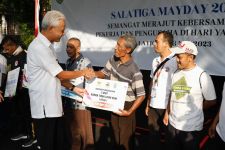Cara Ganjar Peringati May Day, Jalan Sehat & Beri Bantuan Buruh - JPNN.com Jateng
